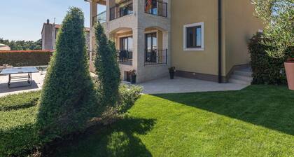 Newly Built 4 Bedrooms Holiday House With Pool, Fully Air-conditioned, Garden