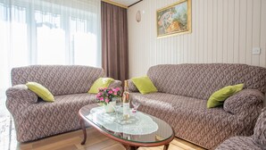 Living room - Lovely Holiday House in Quiet District near Beach (Porec)
