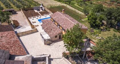 New and Very Comfortable and Nice Decorated Villa With Pool for 8-10 People