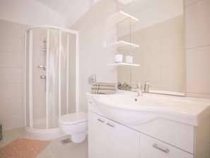 Bathtub, towels