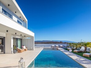 Pool - Luxury Villa With an Indoor and Outdoor Pool on the Island of Krk (Krk)