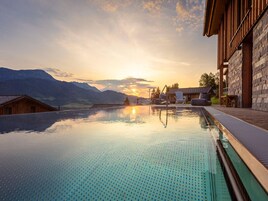 Una piscina techada, una piscina al aire libre