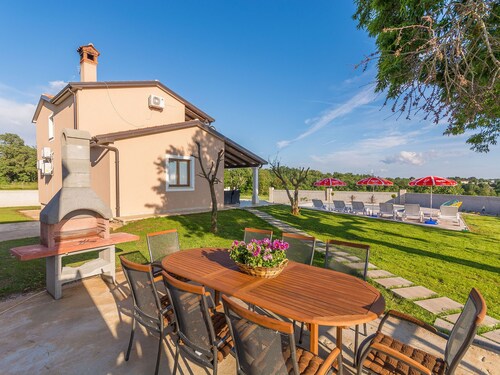 Quiet Holiday House with Pool & Garden near Tinjan