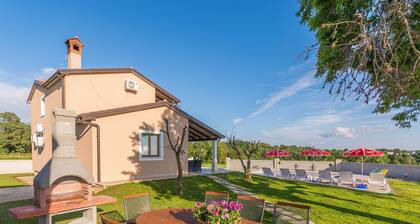 Quiet Holiday House with Pool & Garden near Tinjan