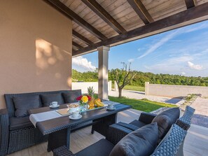 Balcony - Quiet Holiday House with Pool & Garden near Tinjan (Tinjan)