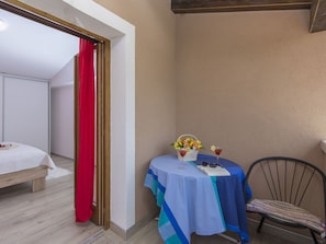 3 bedrooms, bed sheets - Quiet Holiday House with Pool & Garden near Tinjan (Tinjan)