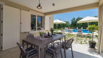 Villa | Outdoor dining
