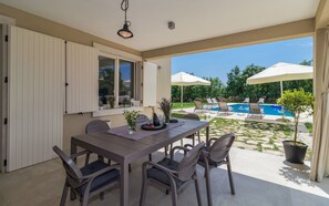 Villa | Outdoor dining - Luxurious Villa in Butkovici with Pool & Hot Tub (Svetvincenat)