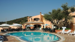 Pool - Tastefully Decorated Apartment in Hills near Budoni (Budoni)