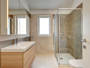Villa | Baño | Ducha y secador de pelo