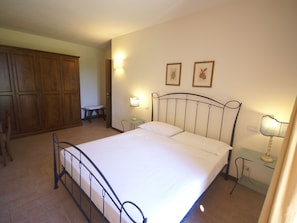 2 bedrooms, individually furnished, bed sheets - Holiday Home in Spello With Pool & Terrace (Spello)