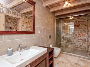 Bathtub, towels