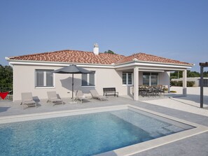 Villa | Pool | Indoor pool, outdoor pool - Villa in Kanfanar With Swimming Pool (Kanfanar)