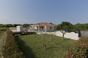 Villa | Garden - Villa in Kanfanar With Swimming Pool (Kanfanar)