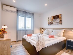 Villa | 3 bedrooms, individually furnished, iron/ironing board, bed sheets - Villa in Kanfanar With Swimming Pool (Kanfanar)