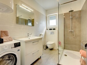 Villa | Salle de bain | Douche, séchoir à cheveux