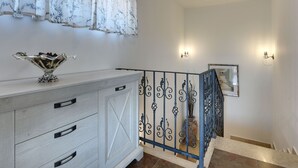 3 camere, con arredamento individuale, lenzuola