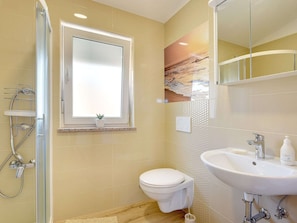 Shower, hair dryer, towels - Lovely Apartment in Premantura With Garden (Medulin)
