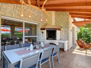 Villa | Dining - Villa in Novigrad With Pool Near Beach (Novigrad)