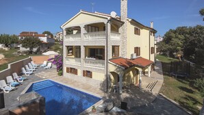 Exterior - Spacious Villa in Medulin With Private Swimming Pool (Medulin)