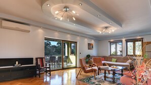 TV - Spacious Villa in Medulin With Private Swimming Pool (Medulin)