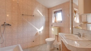 Combined shower/bathtub, towels - Spacious Villa in Medulin With Private Swimming Pool (Medulin)