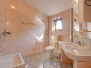 Combined shower/tub, towels