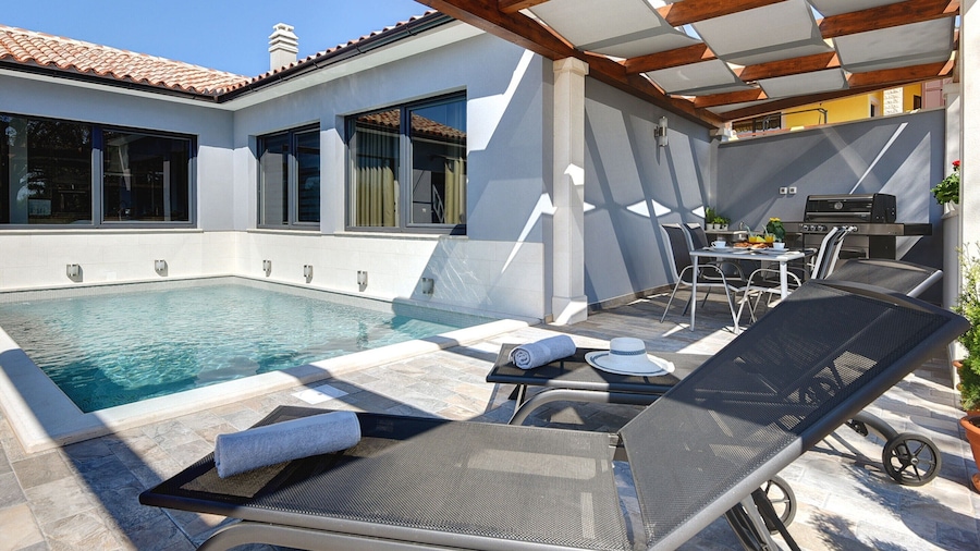 加利扎纳带泳池和海滩的度假屋