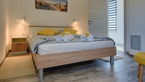 Casa | 2 habitaciones, tabla de planchar con plancha y muebles diferentes 