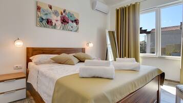 House | 2 bedrooms, individually furnished, iron/ironing board, bed sheets