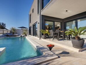 Vila | Piscina | Piscina interna, piscina externa