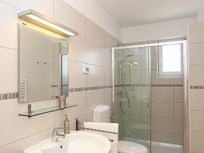Apartment | Bathroom - Apartment in Pula With Garden (Pula)