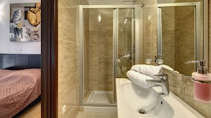 Shower, towels - Luxurious Villa With Pool and Terrace in Rovinj (Rovinj)