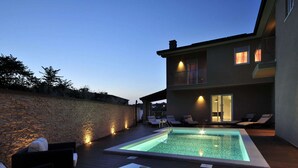 Outdoor pool - Luxurious Villa With Pool and Terrace in Rovinj (Rovinj)