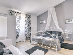 3 chambres, ameublement personnalisé, fer et planche à repasser