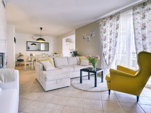 Villa | Vardagsrum | Eldstad