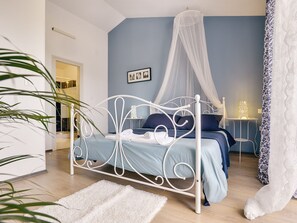 Villa - Superb Modern Villa With Pool, Large Fenced Yard Near the Beach (Marcana)