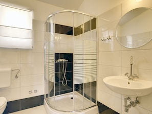 Villa | Badezimmer | Dusche, Haartrockner