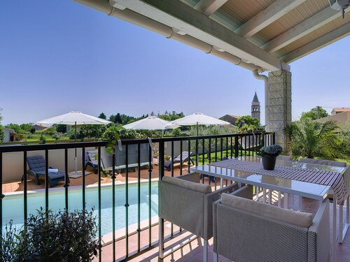 Superb Modern Villa With Pool, Large Fenced Yard Near the Beach