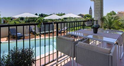 Superb Modern Villa With Pool, Large Fenced Yard Near the Beach