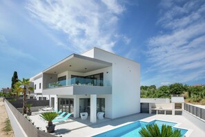 Exterior - Luxury Apartment With Private Pool, Near the Beach and Close to Pula (Fazana)