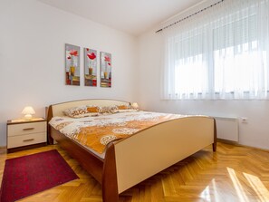 House | 6 bedrooms, individually furnished, bed sheets