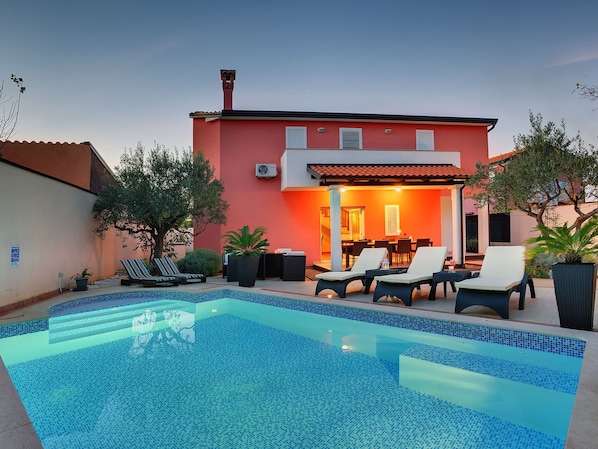 Outdoor pool, a heated pool