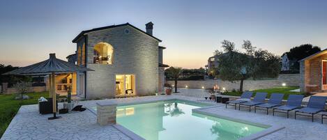 Huvila | Uima-allas | Sisäuima-allas, ulkouima-allas