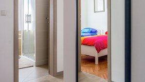 A modern bedroom with a bed, a bedside table, and a nightstand. - Apartment in Pula Near the Sea and Town Center (Pula)