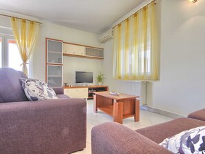Living room - Holiday Home in Valtura With Garden (Liznjan)