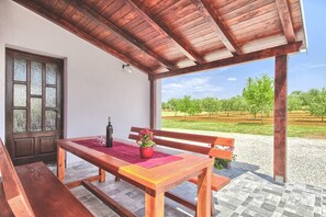 Balcony - Holiday Home in Valtura With Garden (Liznjan)