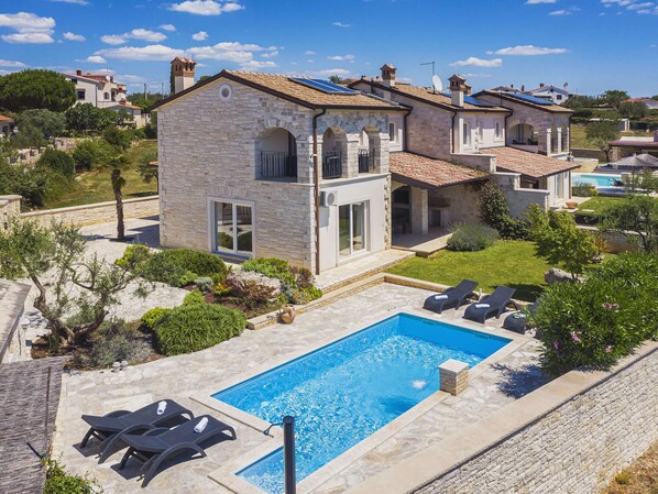 A stone villa with a swimming pool, outdoor seating, and a garden. - Beautiful Villa With Garden, Private Heated Pool, Whirlpool, Sauna, Near Rovinj (Rovinj)