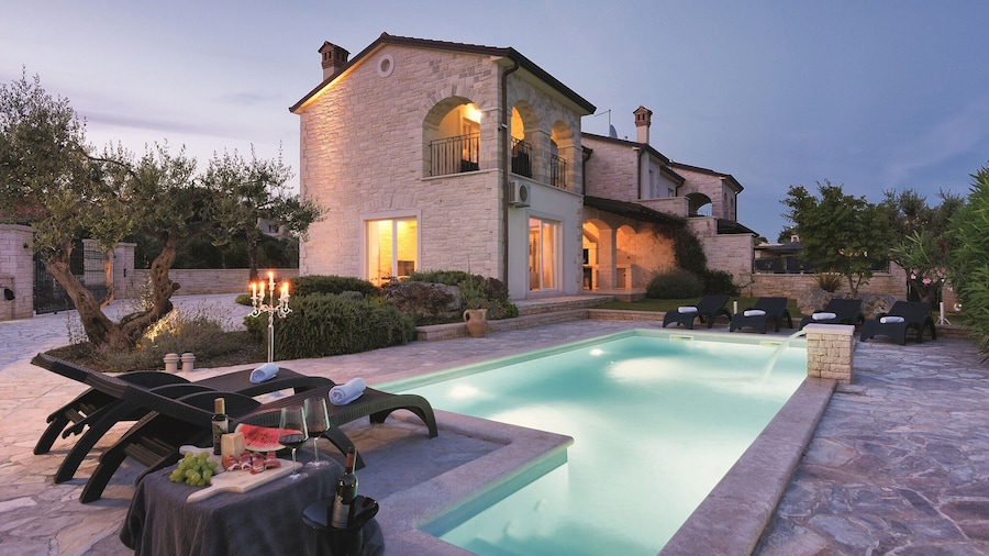 Beautiful Villa With Garden, Private Heated Pool, Whirlpool, Sauna, Near Rovinj