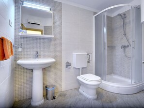 Shower, towels - Well Kept Villa with Spacious Garden & Private Pool near Beach (Marcana)